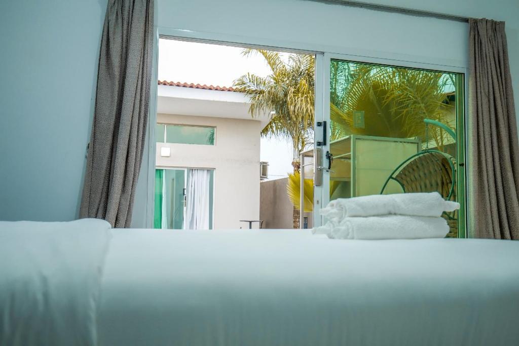 Hôtel détente assinie في أسيني: غرفة نوم بها سرير ومرآة كبيرة