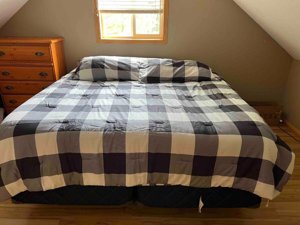 Giường trong phòng chung tại Small Muskoka Cottage- Gibson Lake