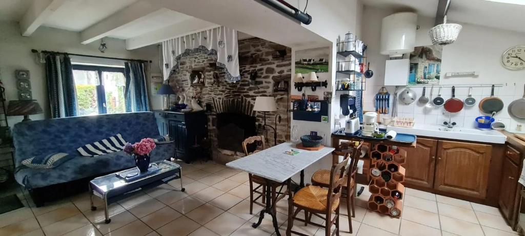 Kuchyňa alebo kuchynka v ubytovaní Maison paisible à Moëlan-sur-Mer avec jardin et barbecue