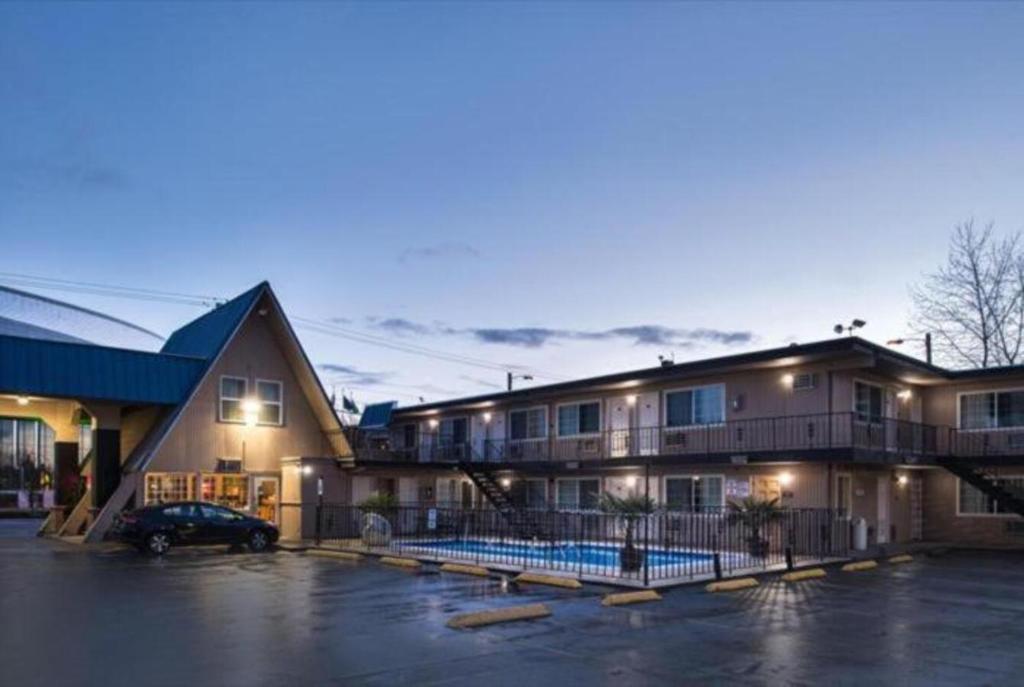 Bazén v ubytování University Inn and Suites Eugene nebo v jeho okolí