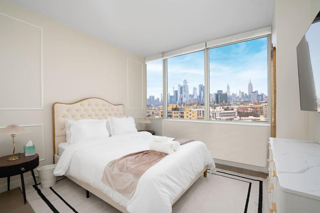 Postel nebo postele na pokoji v ubytování Midtown View with Pool- Minutes to City