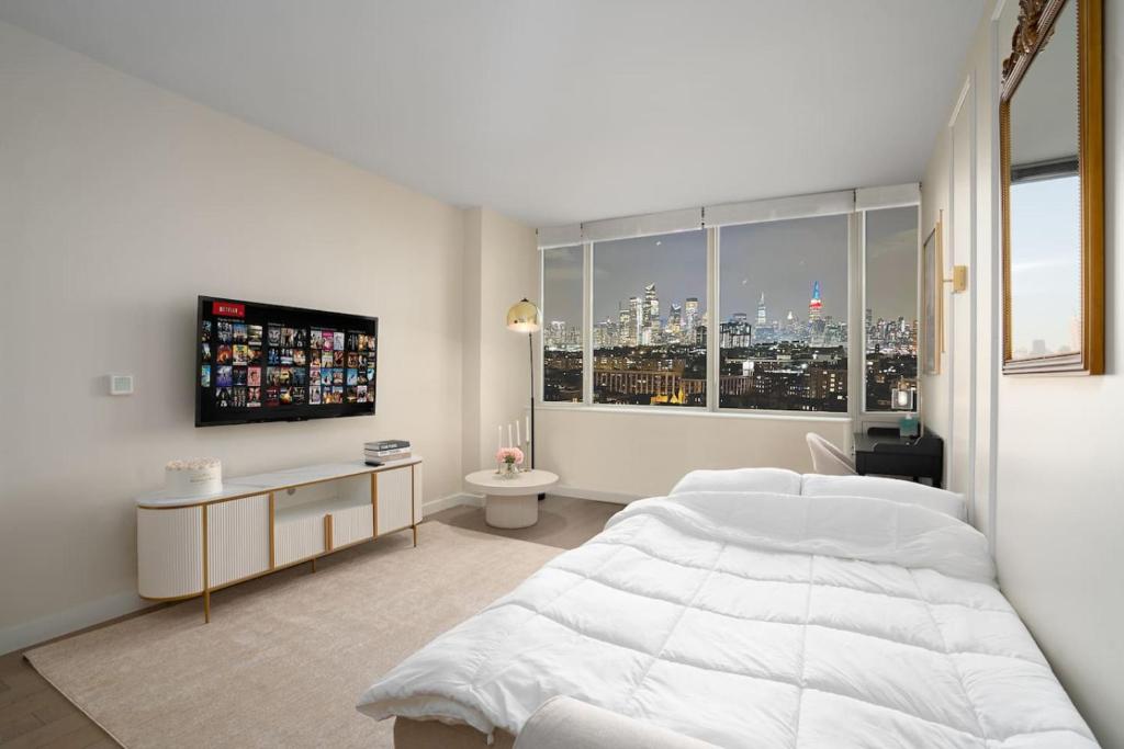 Postel nebo postele na pokoji v ubytování Midtown View with Pool- Minutes to City