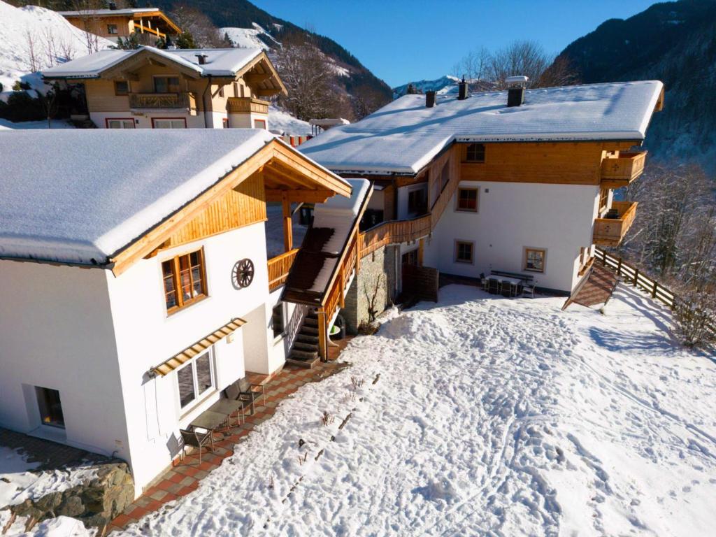 dom ze śniegiem na dachu w obiekcie Alpensteinbock Saalbach B w Saalbach Hinterglemm