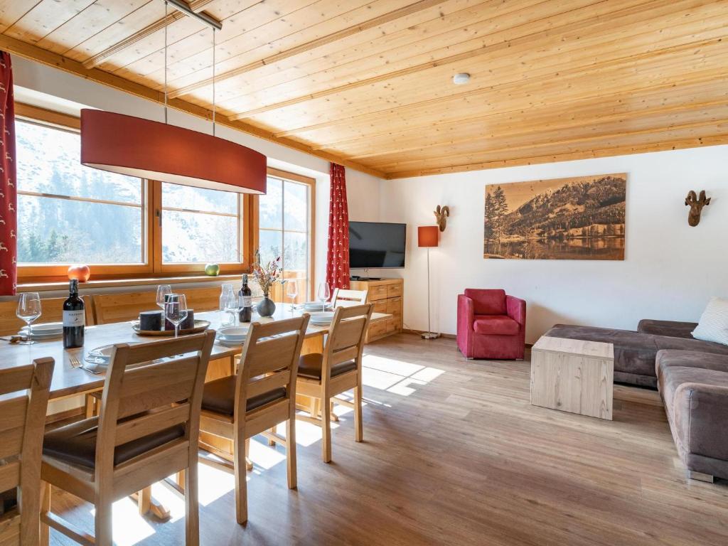 Televízia a/alebo spoločenská miestnosť v ubytovaní Alpensteinbock Saalbach A