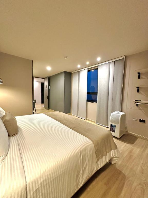 Postel nebo postele na pokoji v ubytování Balmoral Plaza Hotel