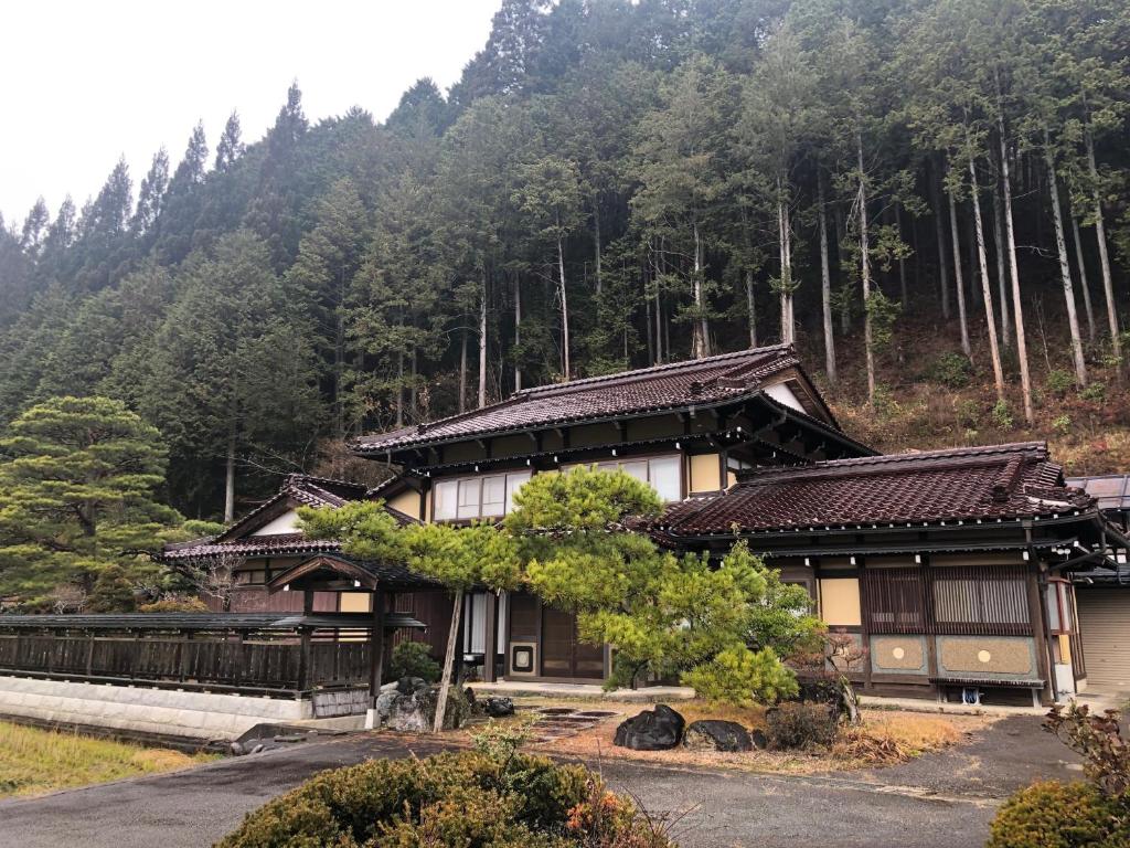 una casa giapponese con una montagna sullo sfondo di sunny sidde a Takayama