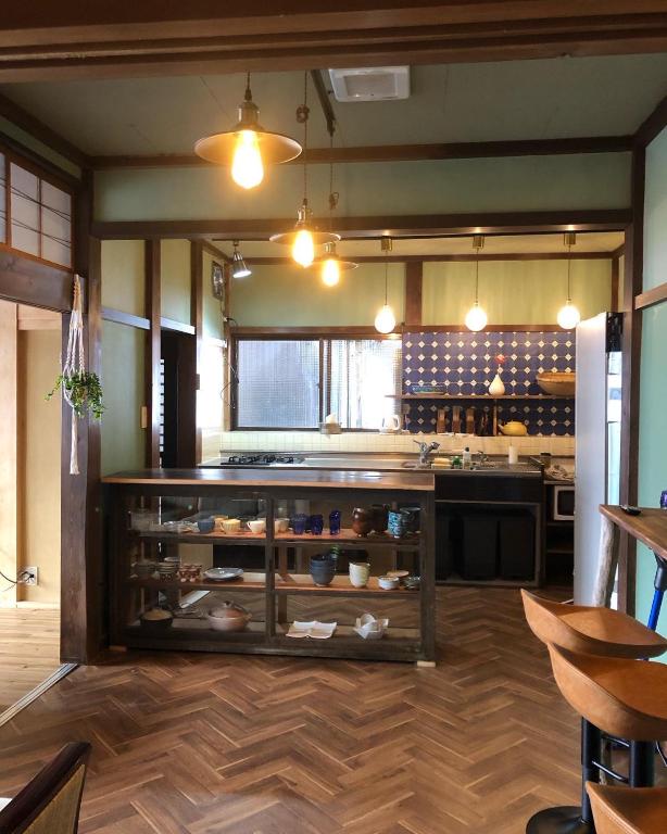 una grande cucina con bancone e piano di lavoro di sunny sidde a Takayama