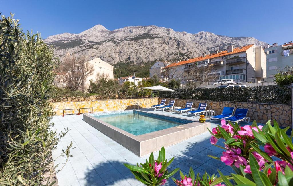 Lovely Apartment In Makarska