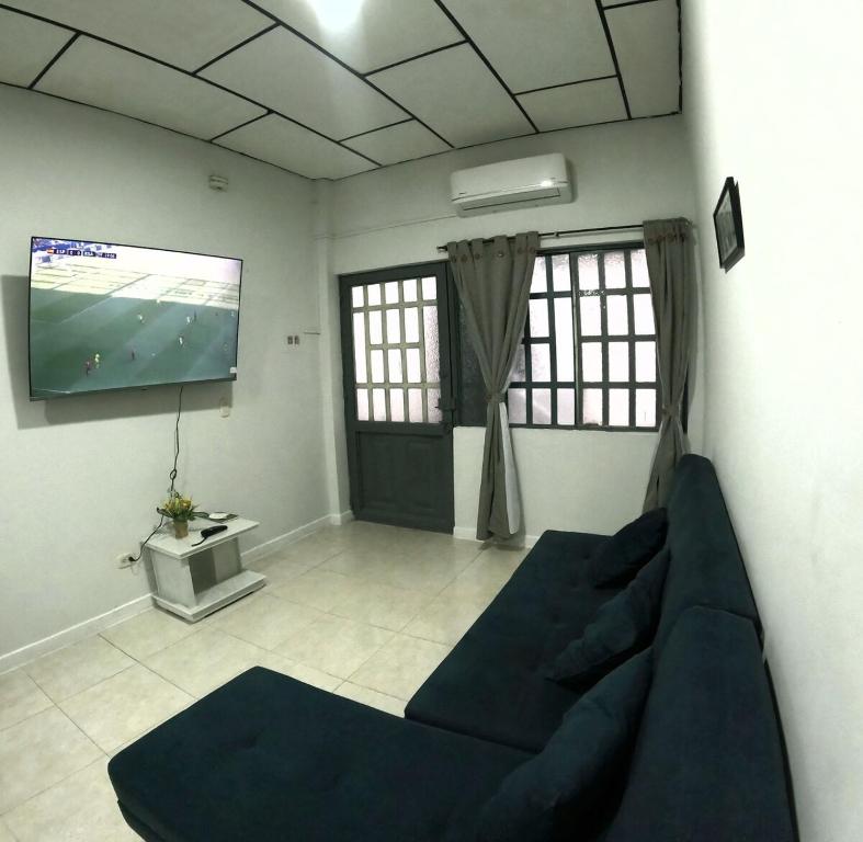 un soggiorno con divano e TV a schermo piatto di Apartamento Familiar, Brrio Olimpico! a Villavicencio