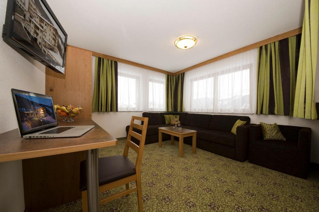 Televízia a/alebo spoločenská miestnosť v ubytovaní Apart Sonnenplateau