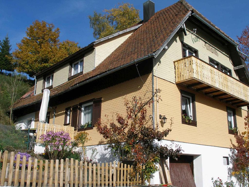 una casa con una recinzione di legno di fronte ad essa di Haus Antonis a Triberg