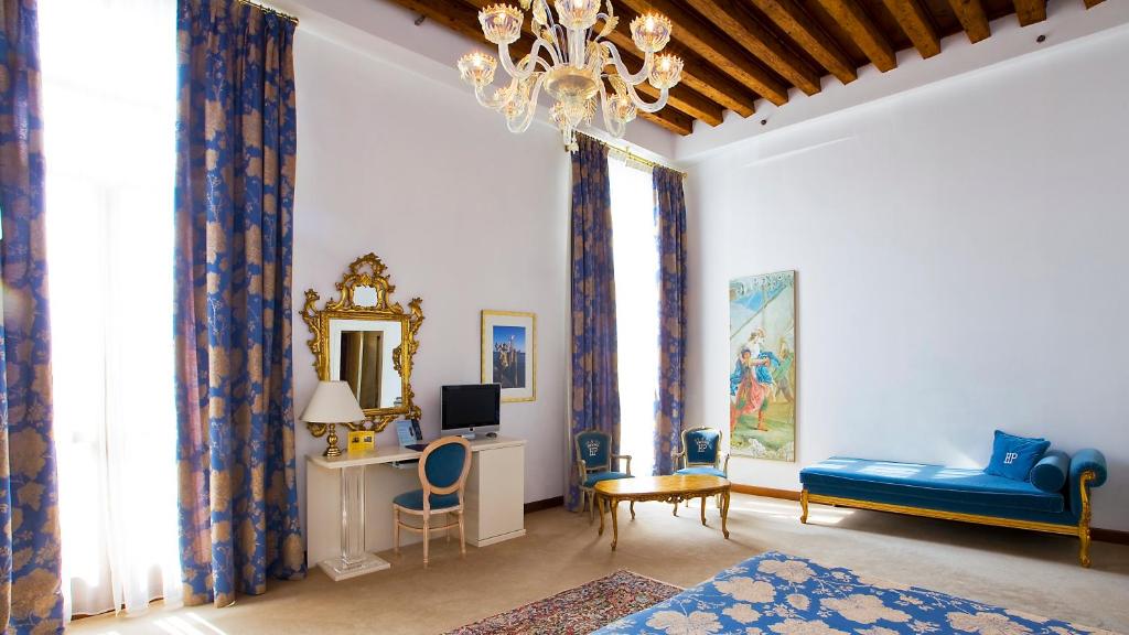 TV a/nebo společenská místnost v ubytování Hotel Principe