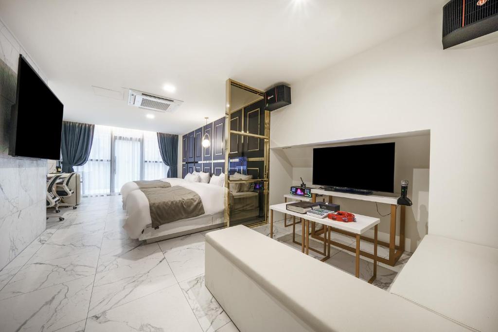 TV a/nebo společenská místnost v ubytování Hotel MARIA