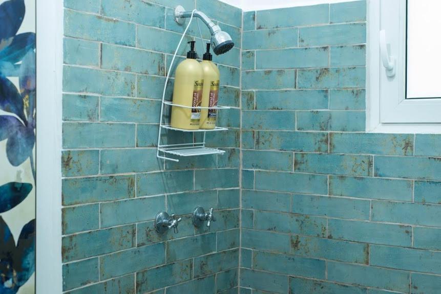 una doccia con un estintore su un muro di mattoni di Bocas Style Casco Viejo a Città di Panama