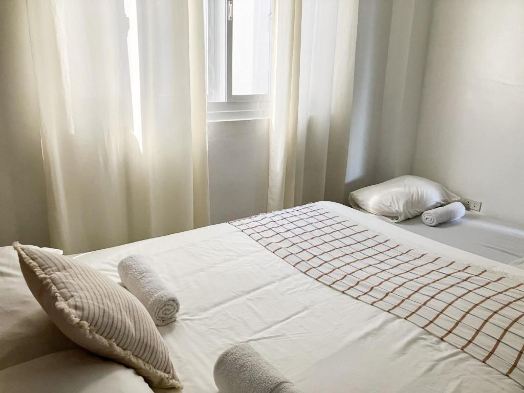 Postel nebo postele na pokoji v ubytování 2BR Laid Back Apartment, near beach
