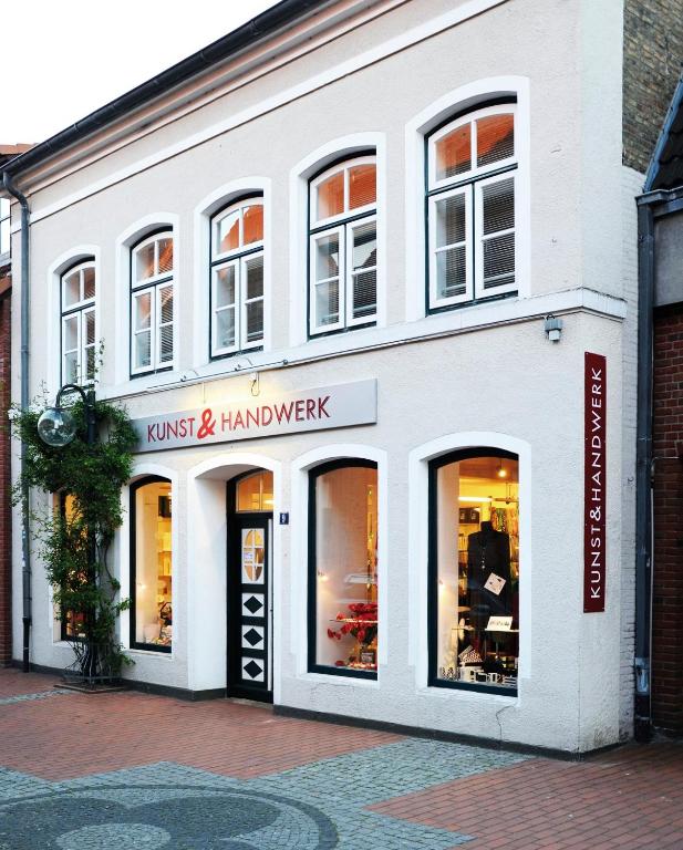 a store front of a white building with windows at Kunst&Handwerk in Eckernförde