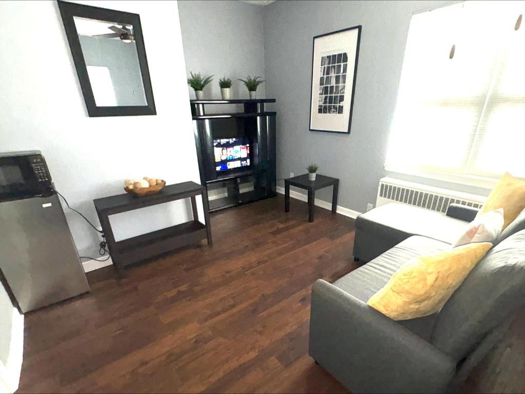 TV a/nebo společenská místnost v ubytování Cozy Apartments close to New York City