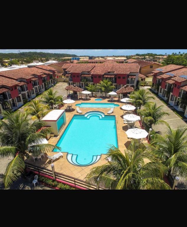 an overhead view of a swimming pool at a resort at AREIA DE TAPERAPUAN - 200 MTS da PRAIA - ORLA NORTE in Porto Seguro
