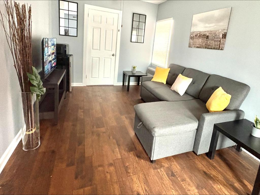 TV a/nebo společenská místnost v ubytování Cozy Apartments close to New York City