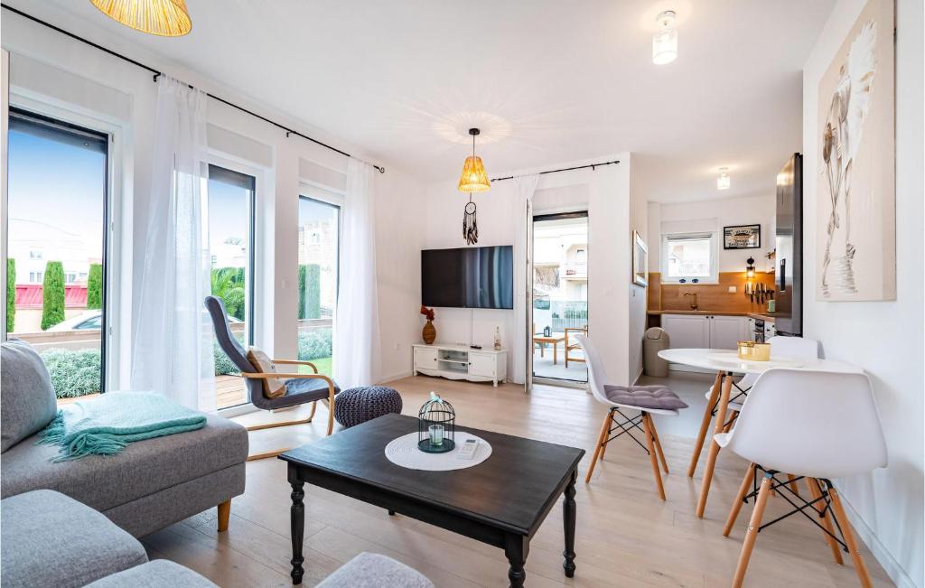 Televízia a/alebo spoločenská miestnosť v ubytovaní 1 Bedroom Beautiful Apartment In Zadar