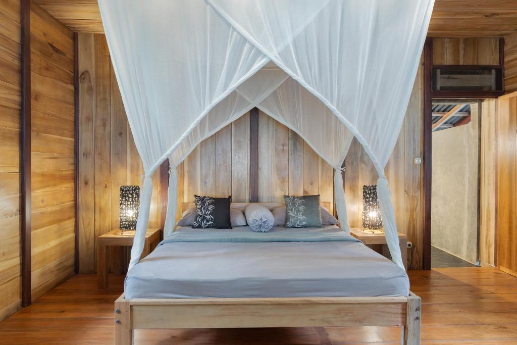 Postel nebo postele na pokoji v ubytování Pulisan Resort