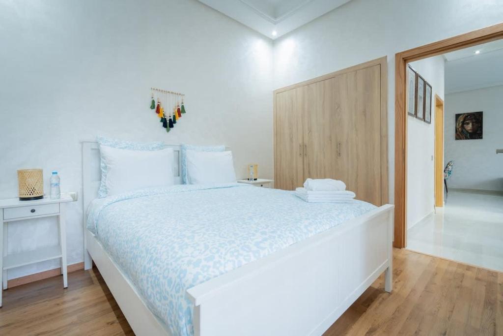 Ένα ή περισσότερα κρεβάτια σε δωμάτιο στο Appartement avec Piscine Proche Plage