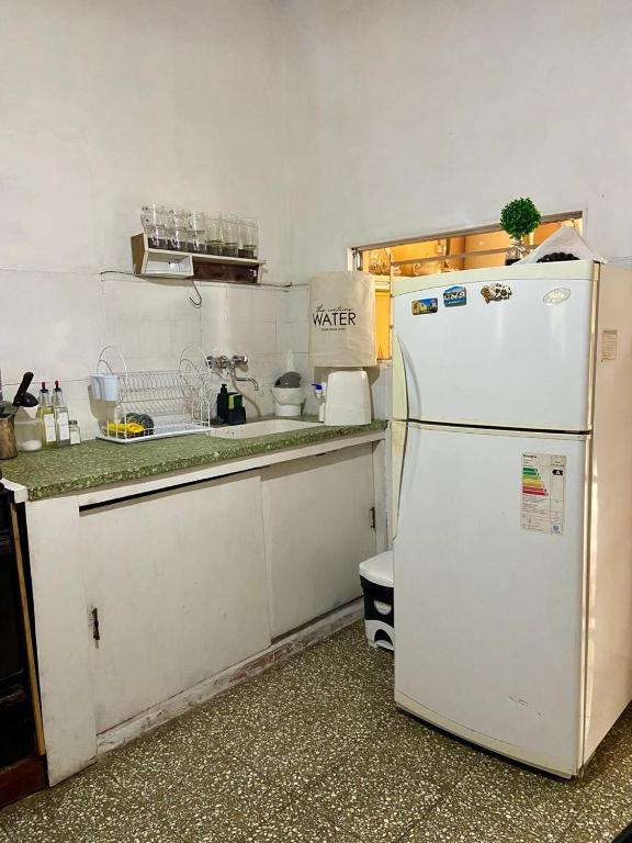 Kuchyň nebo kuchyňský kout v ubytování HOSPEDAJE "La Catalina" Ubicada a 15 minutos del Aeropuerto Internacional de Ezeiza con Estacionamiento Gratis