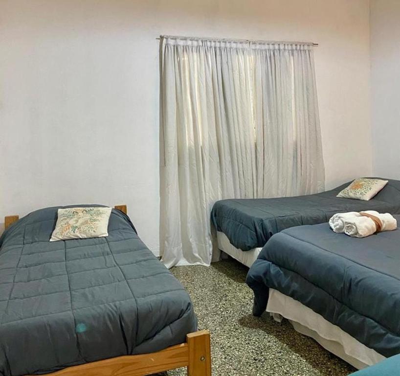 Postel nebo postele na pokoji v ubytování HOSPEDAJE "La Catalina" Ubicada a 15 minutos del Aeropuerto Internacional de Ezeiza con Estacionamiento Gratis