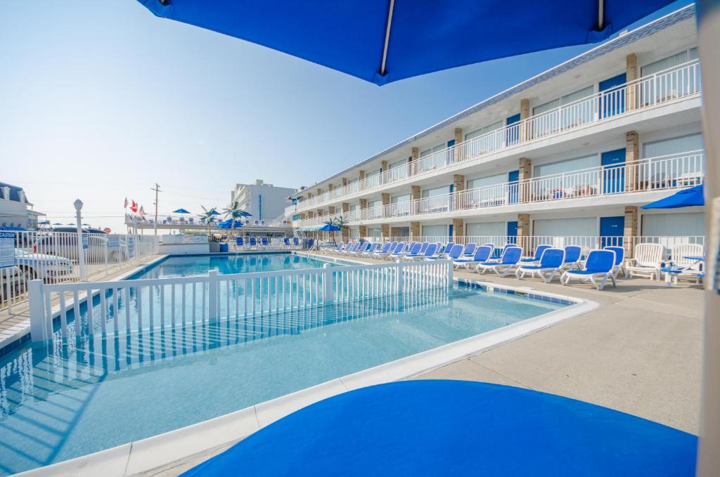 Bazén v ubytování Tangiers Resort Motel nebo v jeho okolí