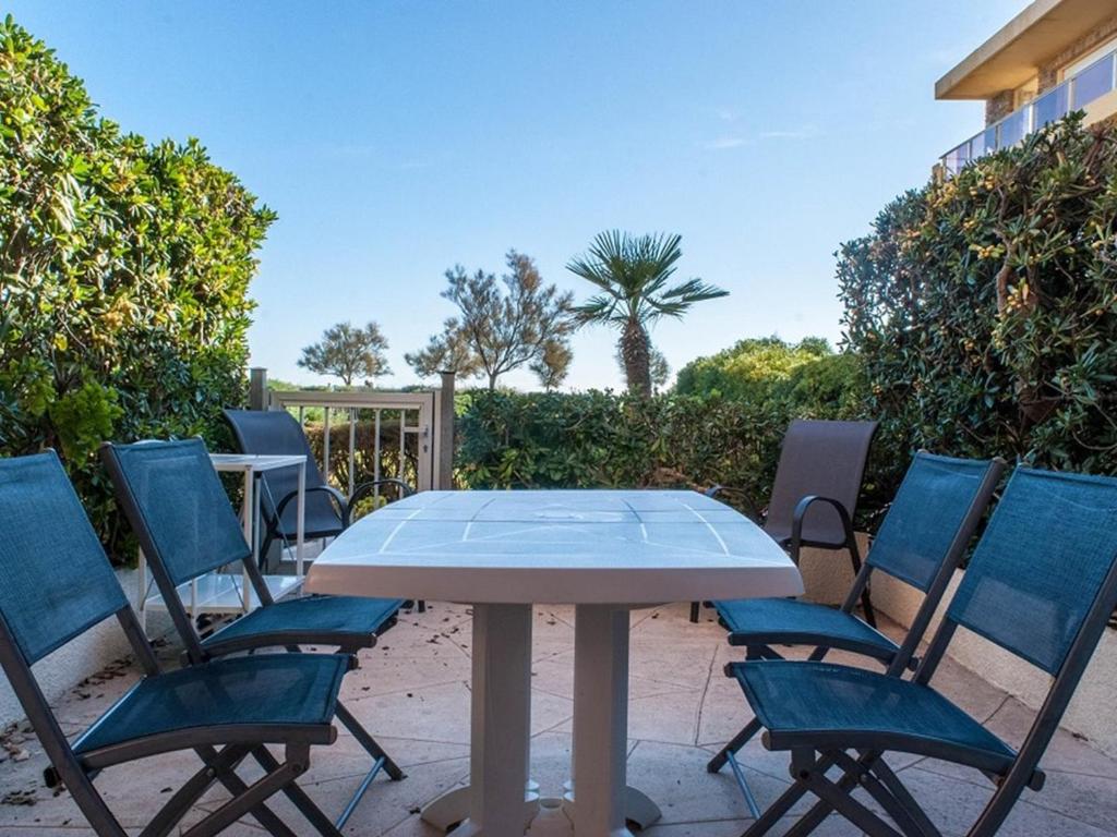 - une table et des chaises sur la terrasse dans l'établissement Studio cabine au Lavandou, jardin privé, plage accessible - FR-1-803-83, au Lavandou