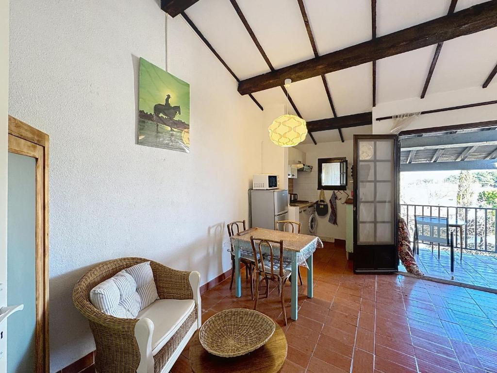 un salon avec une table et un canapé dans l'établissement Studio avec balcon et parking, proche plage - FR-1-475-168, à Saintes-Maries-de-la-Mer