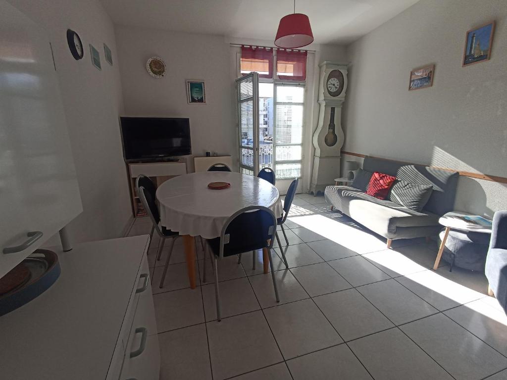 Χώρος καθιστικού στο Maison 3 chambres, 6 couchages, proche gare, Sète, WIFI - FR-1-338-605