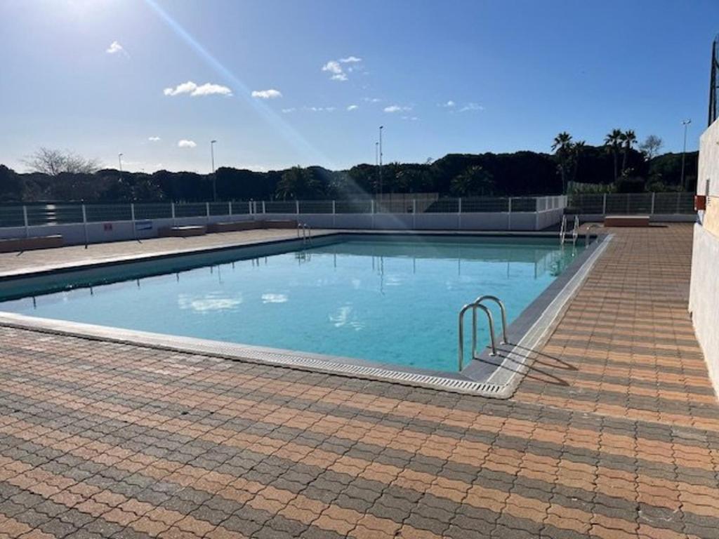 Photo de la galerie de l'établissement T2 confort en RdC avec terrasse, animaux admis - FR-1-749-84, au Cap d'Agde