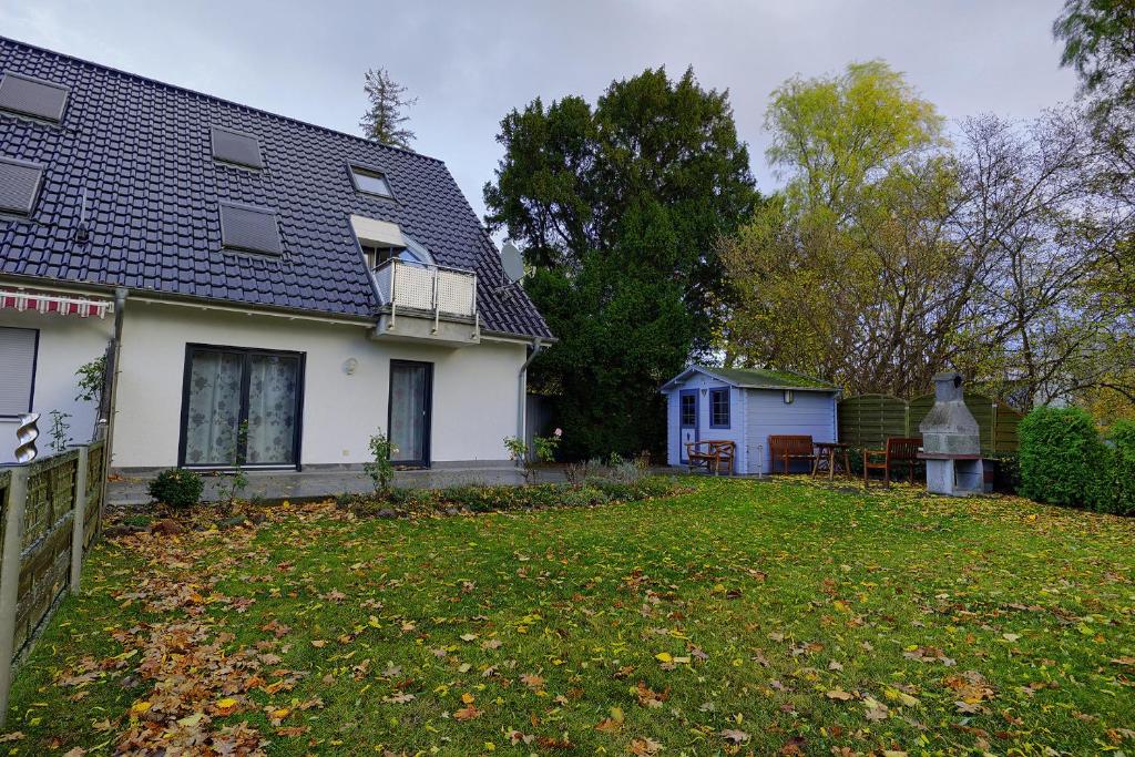 a white house with a yard in front of it at Hirschberger, Christian, FW 1 in Zingst