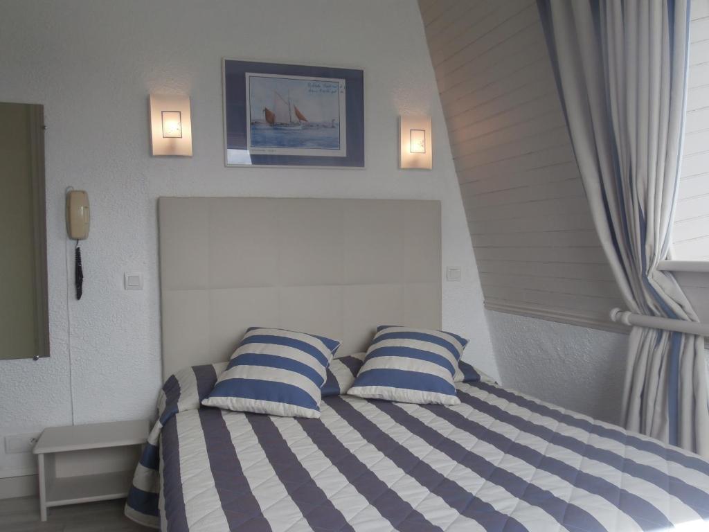 Postel nebo postele na pokoji v ubytování Hôtel le Littoral