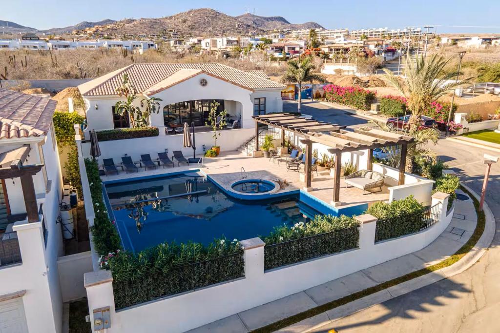 eine Luftaufnahme eines Hauses mit Swimmingpool in der Unterkunft Private Villa in Cabo with Garden, Hot Tub & Medano Beach just 10 min away in Cabo San Lucas