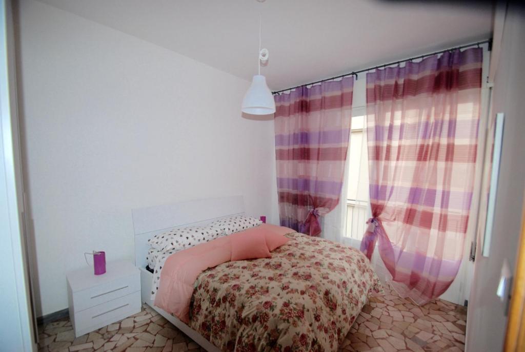 ein kleines Schlafzimmer mit einem Bett und einem Fenster in der Unterkunft Apartment Podgora 13 in Mestre