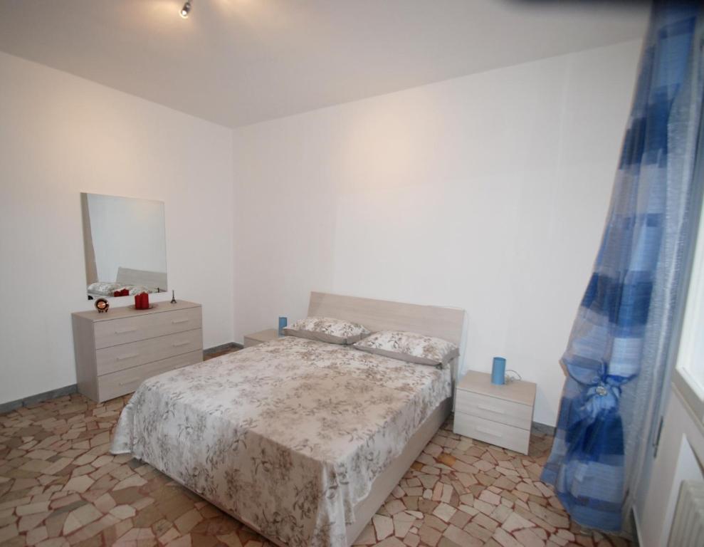 biała sypialnia z łóżkiem i lustrem w obiekcie Apartment Podgora 13 w Mestre