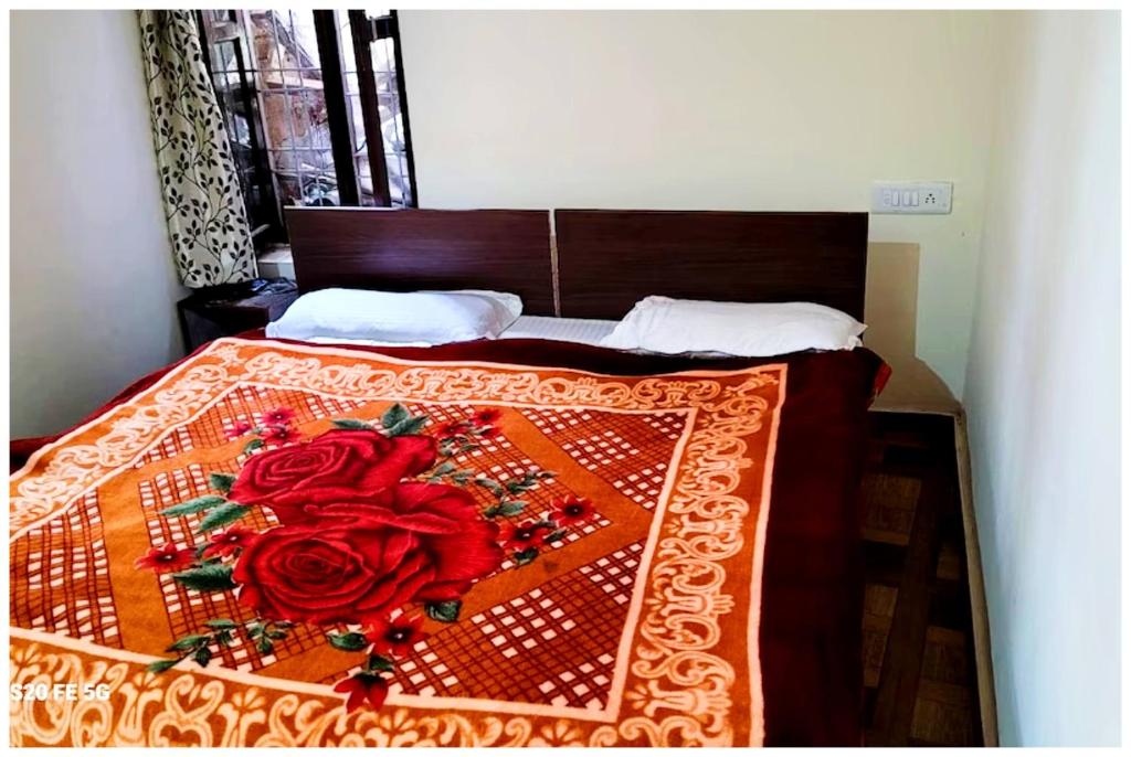 Postel nebo postele na pokoji v ubytování MUSSOORIE HOTEL M A L L - R O A D - K A A F A L Near Zero Point and Gurudwara Sahib - Free Wi-Fi with Parking available - Hygiene & Spacious Room - BEST HOMESTAY IN MUSSOORIE