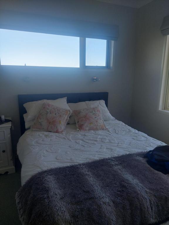 un letto con due cuscini e una finestra in una camera da letto di 111 on hurworth a Hurworth