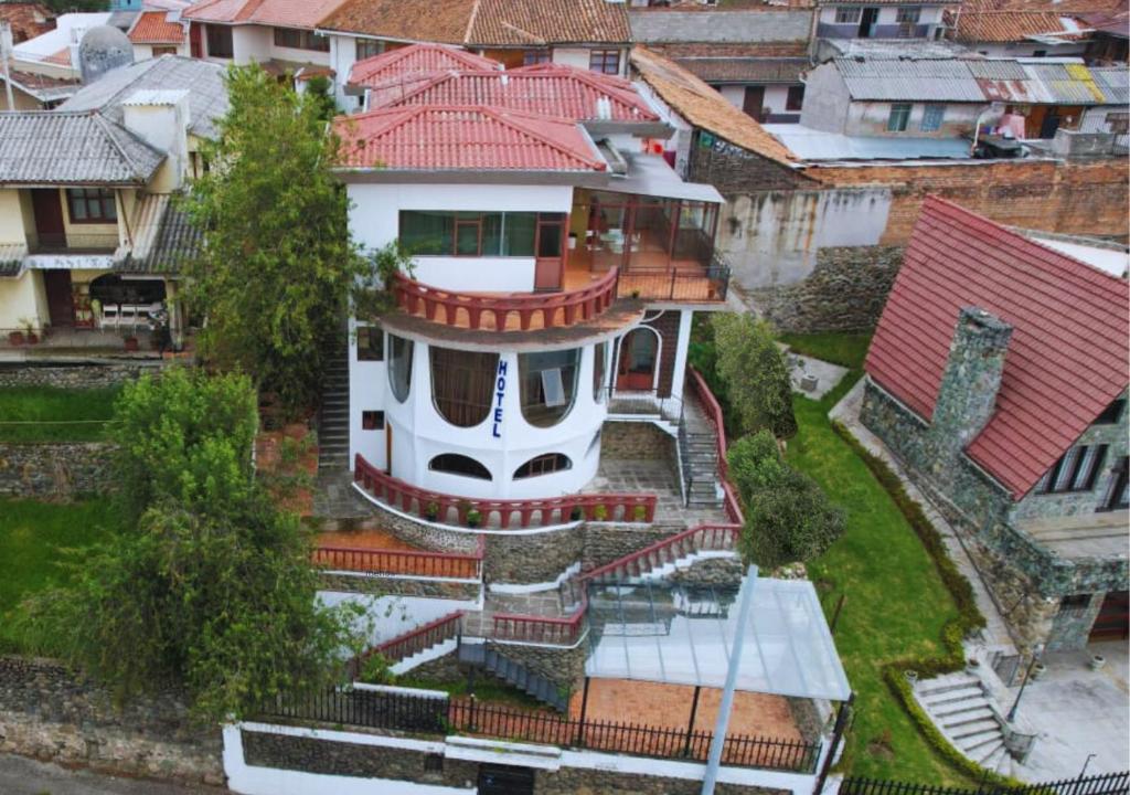 una grande casa bianca con tetto rosso di Hotel Chasky Cuenca a Cuenca
