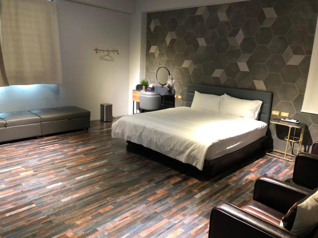 a bedroom with a bed and a couch at 十勝包棟Villa in Sanxing
