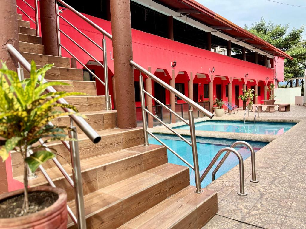 una piscina con scale accanto a un edificio di Hotel La Privada a Tamasopo
