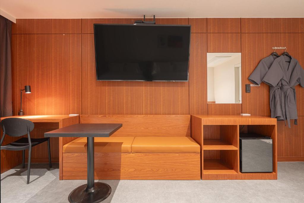 TV a/nebo společenská místnost v ubytování Monolith Hotel Cheonan