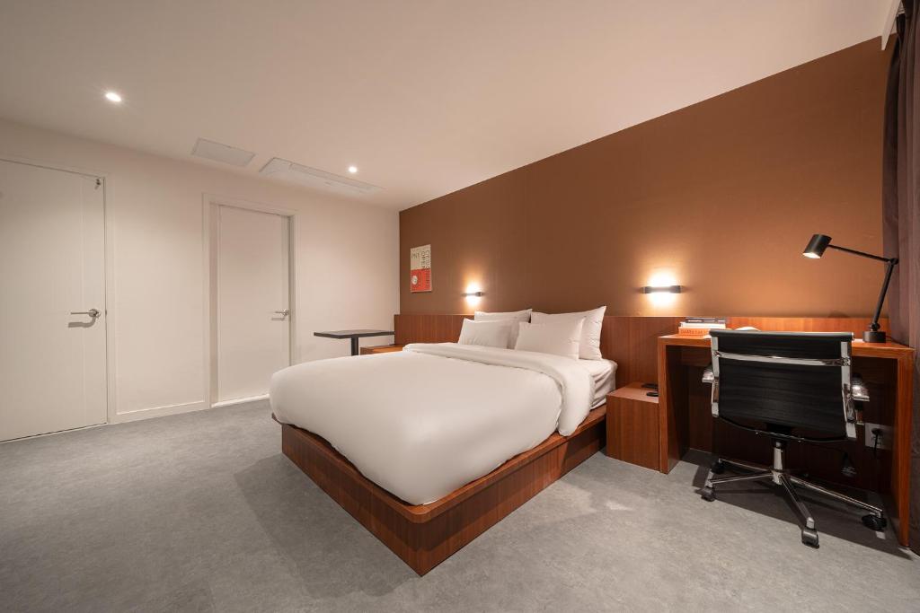 Postel nebo postele na pokoji v ubytování Monolith Hotel Cheonan