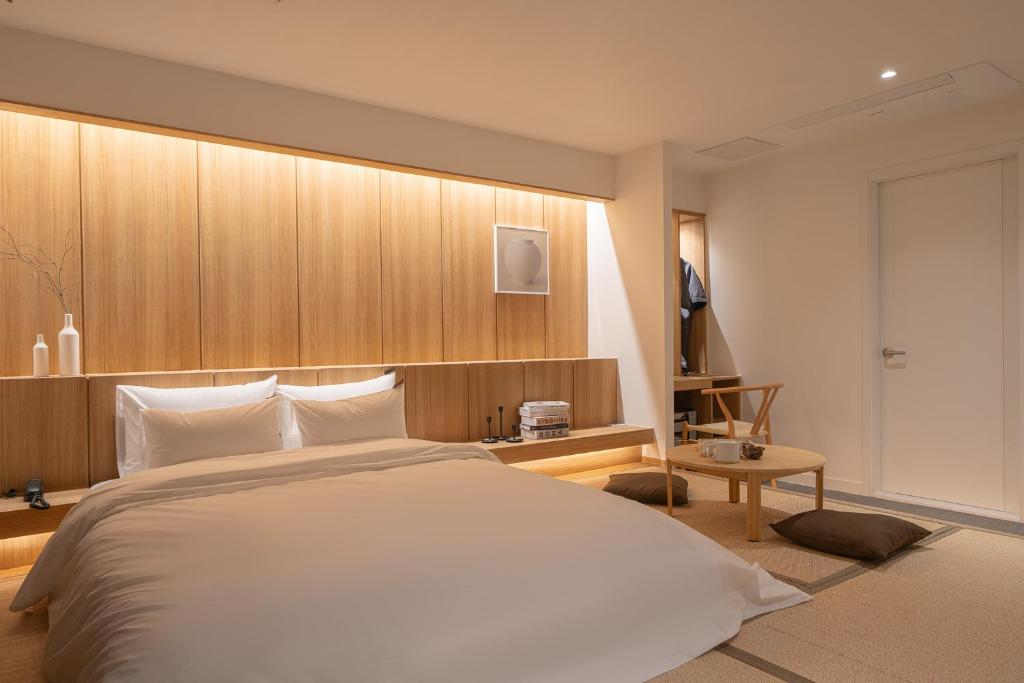 Postel nebo postele na pokoji v ubytování Monolith Hotel Cheonan
