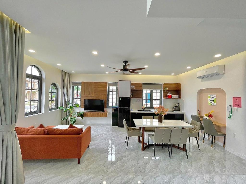 a living room with a couch and a table at Biệt thự 4 Phòng Ngủ Novaworld Phan Thiết in Bình Tú