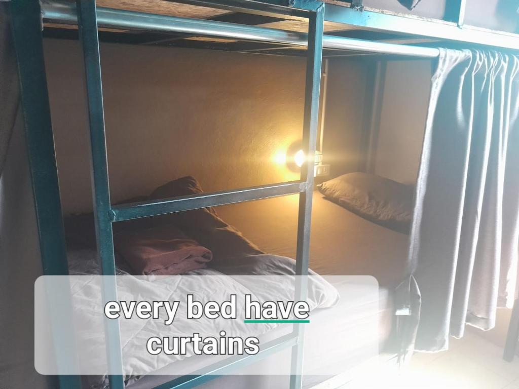 Postel nebo postele na pokoji v ubytování Sharky's Hostel