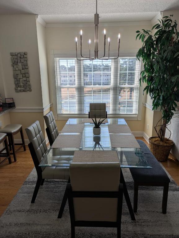Ein Sitzbereich in der Unterkunft Beautiful 1500 s f 3 Bd - 2 Ba condo overlooking stream and golf course
