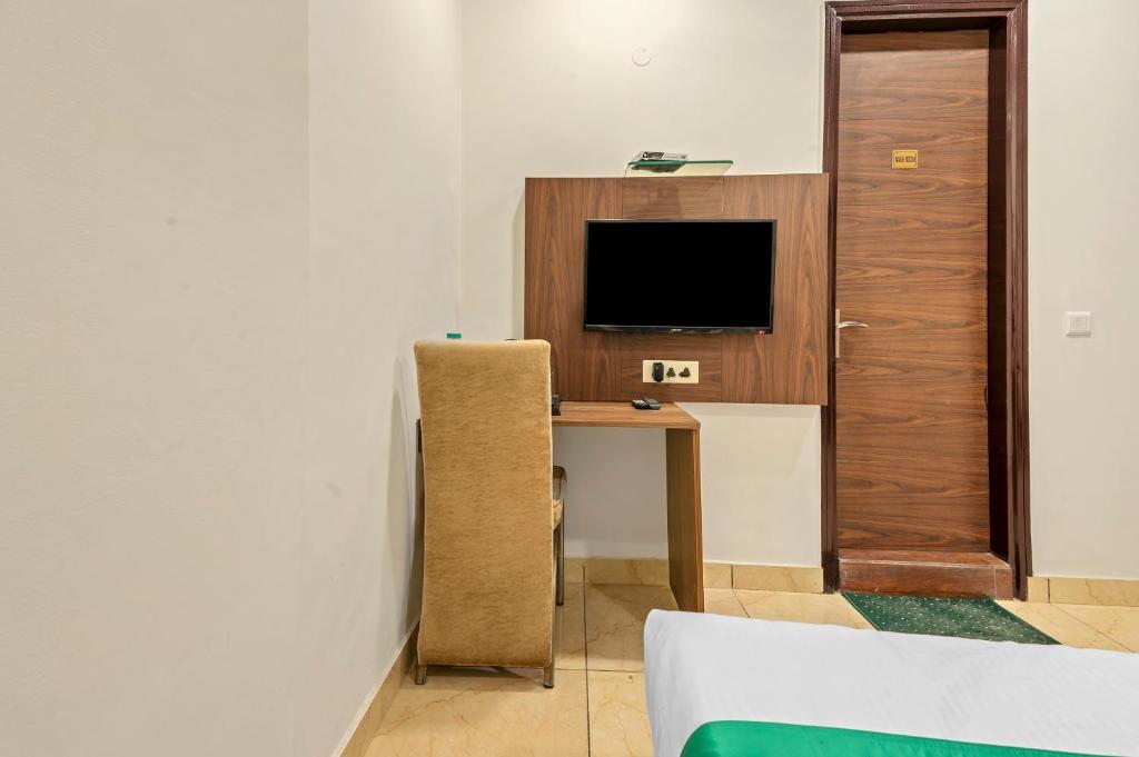 TV a/nebo společenská místnost v ubytování Treebo Elegant Palace